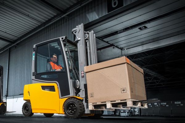 Warehouse lift platform using hydraulic cylinders