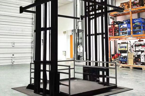 Disabled lift platform operated by hydraulic cylinders