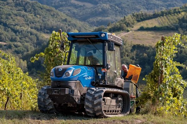 Crawler or track tractor application using hydraulic cylinders