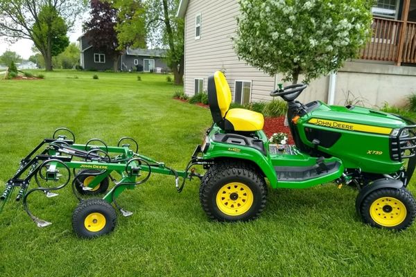 Garden tractor application using hydraulic cylinders