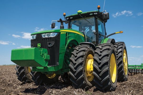 Wheel tractor application using hydraulic cylinders