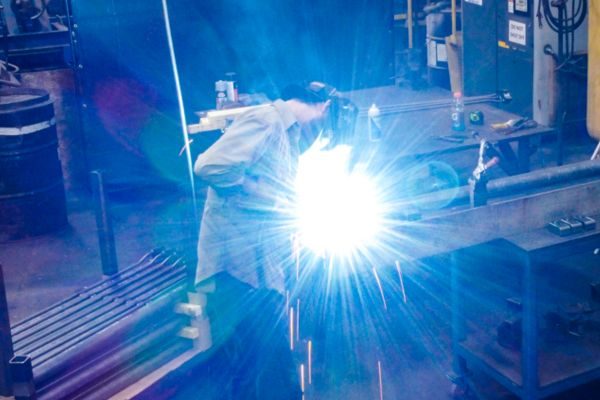 Welding trunnion mounts to cylinder barrel