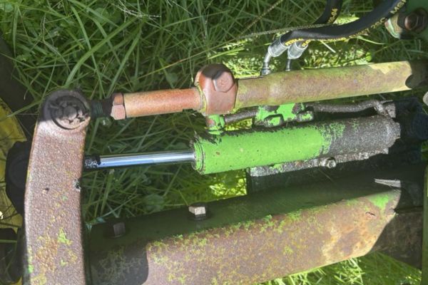 Hydraulic steering cylinder leak
