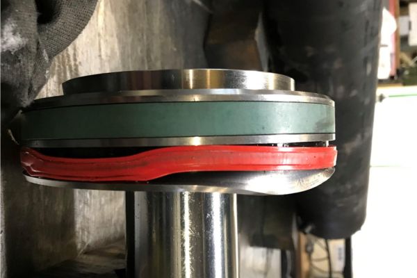 Hydraulic Cylinder Seal damage