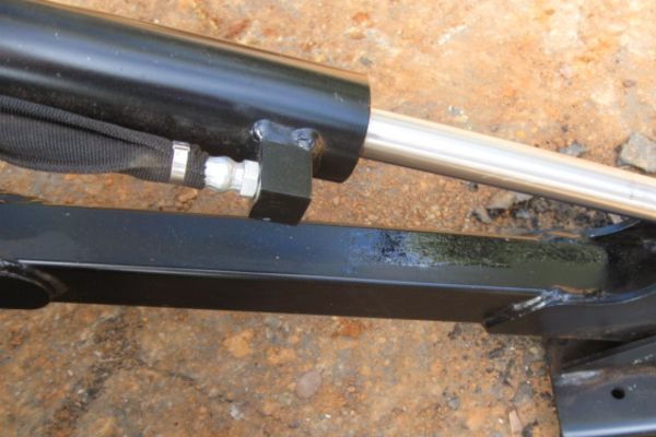 Thread and port customization for stabilizer hydraulic damper cylinders