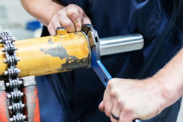 step repairing leaking hydraulic cylinder Topa